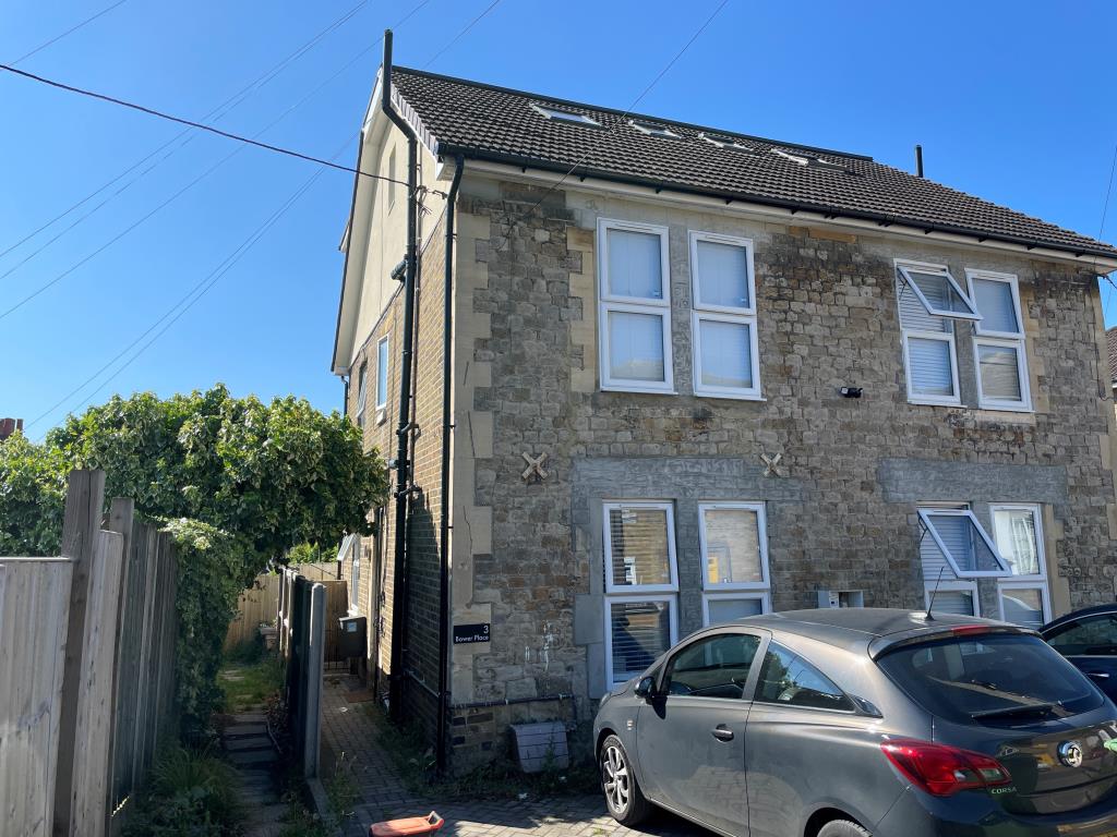Lot: 61 - WELL PRESENTED SIX-BEDROOM HOUSE OF MULTIPLE OCCUPATION PROVIDING GOOD RENTAL INCOME - Semi-detached building with drive